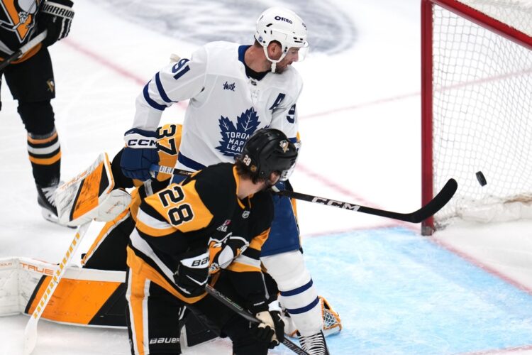Ekman-Larsson extends point streak as the Maple Leafs rout the Penguins 7